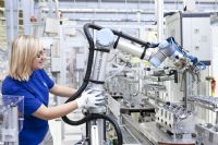Primer robot que colabora directamente con trabajadores en la fábrica de Volkswagen