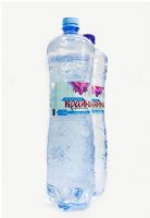 BOTELLA DE PET REFLEJA LOS ORNAMENTOS TÍPICOS DE UCRANIA