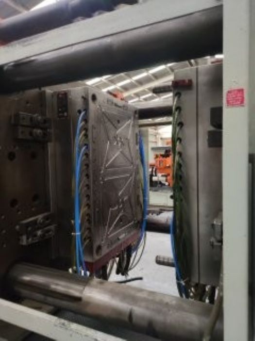 Maquina de inyeccion VAN DORN 700 y molde de gancho