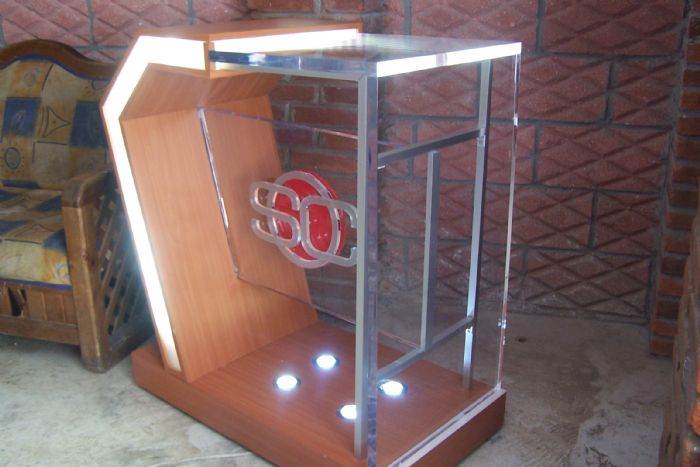 MESA DE COMENTARISTAS EN ACRILICO