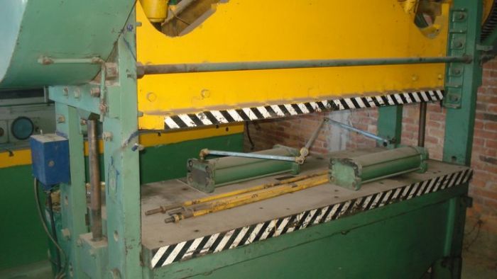 PRENSA TROQUELADORA 100 TONS.