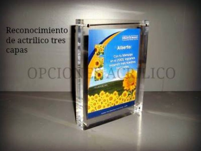Reconocimiento de acrílico tres capas