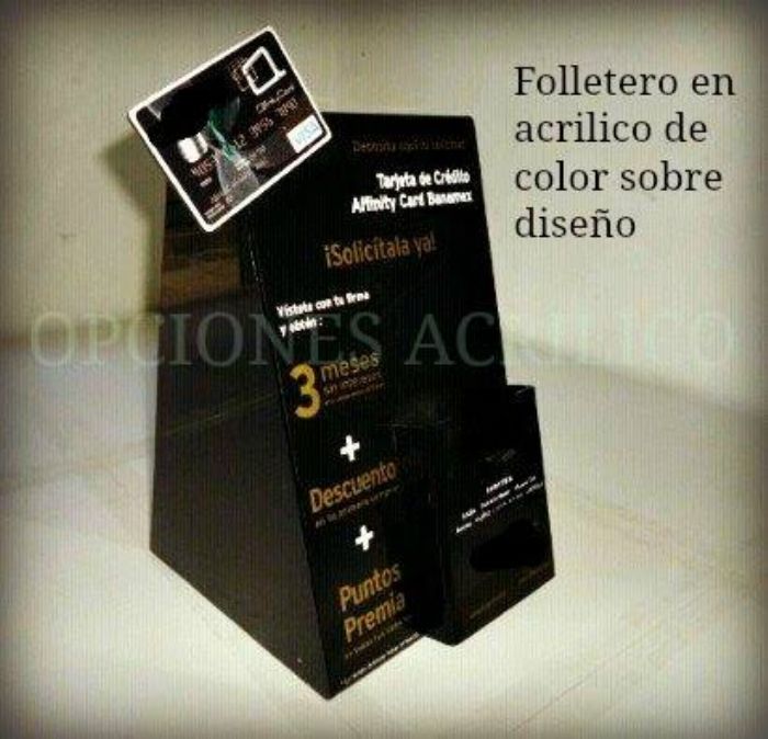 Folletero de acrílico de color sobre diseño