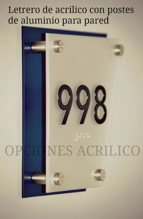Letrero de acrílico con postes de aluminio para pared