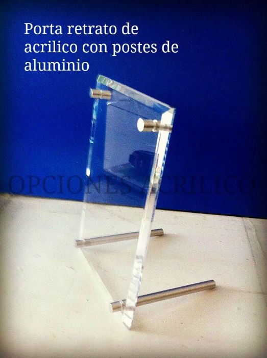 Porta retrato de acrílico con postes de aluminio