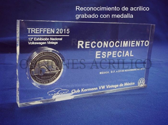 Reconocimiento de acrílico grabado con medalla