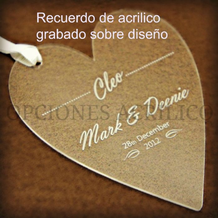 Recuerdo de acrílico grabado sobre diseño 