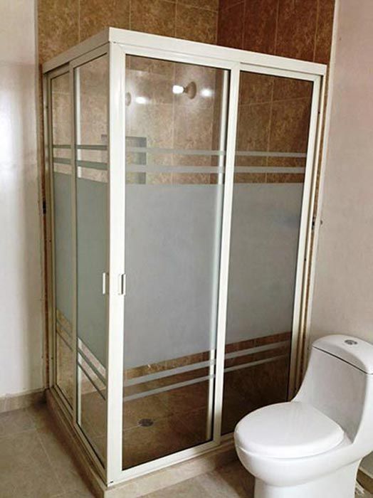 Vidrio y aluminio.