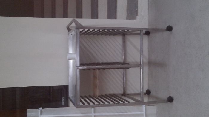 ESPIGUERO PARA REPARTIR CHAROLAS DE COMIDA
