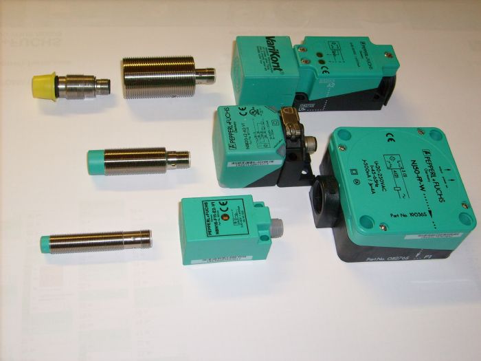 SENSORES DE PROXIMIDAD INDUCTIVOS Y CAPACITIVOS