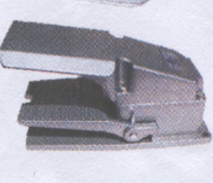 INTERRUPTOR DE PIE METALICO CON GUARDA