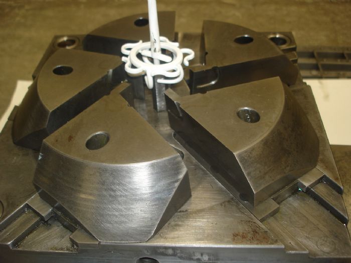 MOLDES DE INYECCION DE PLASTICO
