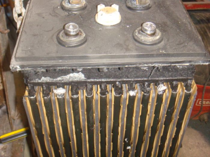 Batería industrial seminueva para montacargas marca DEKA