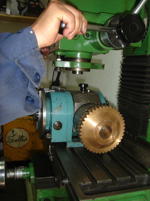 FABRICACION DE ENGRANES, FLECHAS, RODILLOS, BUJES, CUCHILLAS, IMPULSORES, PLATINAS Y MUELAS PARA HIDRAPULPER, REPARACION DE REDUCTORES, FABRICACION DE CUCHILLAS (CIRCULARES Y LONGITUDINALES) ETC.