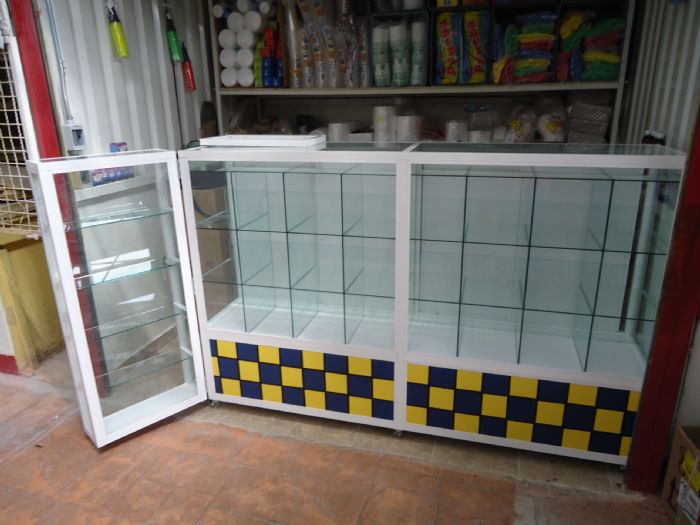 Vitrina Con Puerta