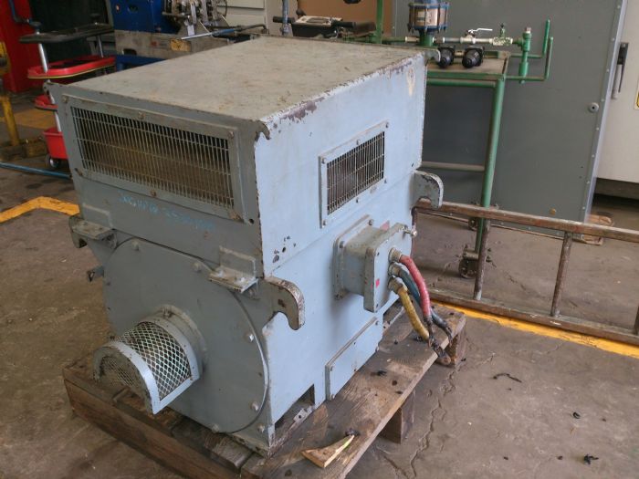 MOTOR DE 300 H.P 440 VOLTS 2 POLOS