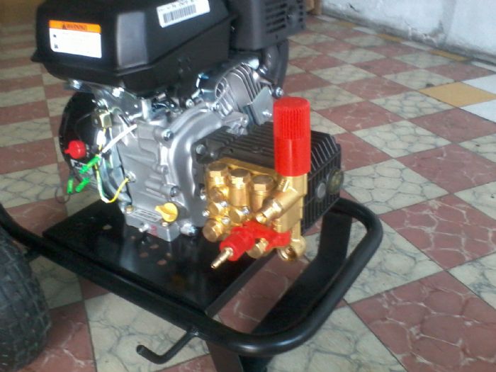 HIDROLAVADORA DE AGUA FRÍA  CON MOTOR A GASOLINA.