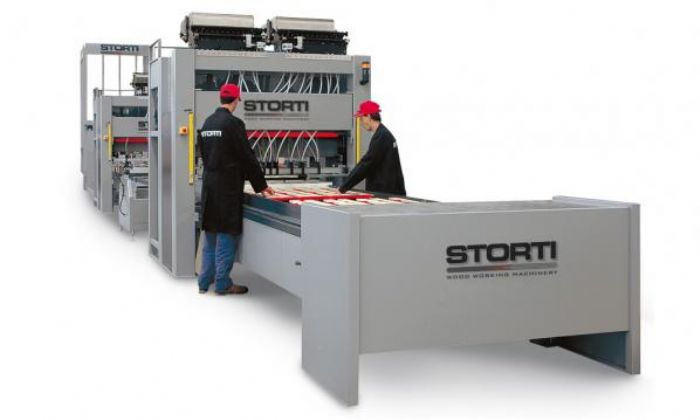STORTI ..Línea de clavado con dos clavadoras hidráulicas a tapete 
