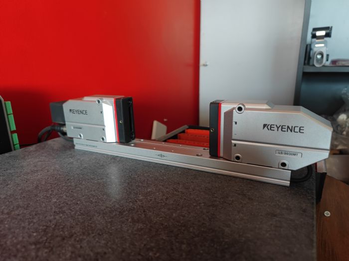 Micrómetro KEYENCE optico.