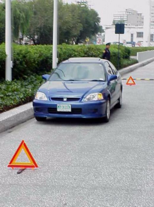 TRIANGULO DE ADVERTENCIA VIAL