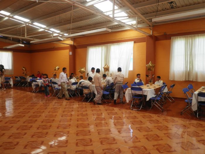 Para amenizar su recepción y comida.