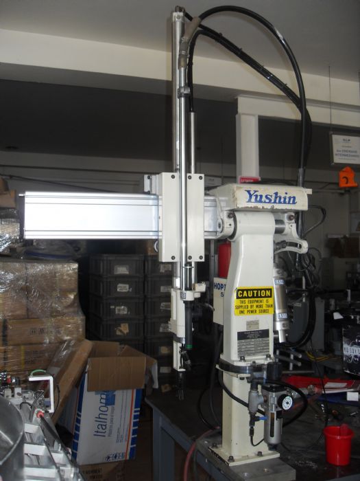 ROBOT PARA MAQUINA DE INYECCION YUSHIN