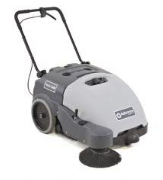 Barredora para pisos hombre caminando