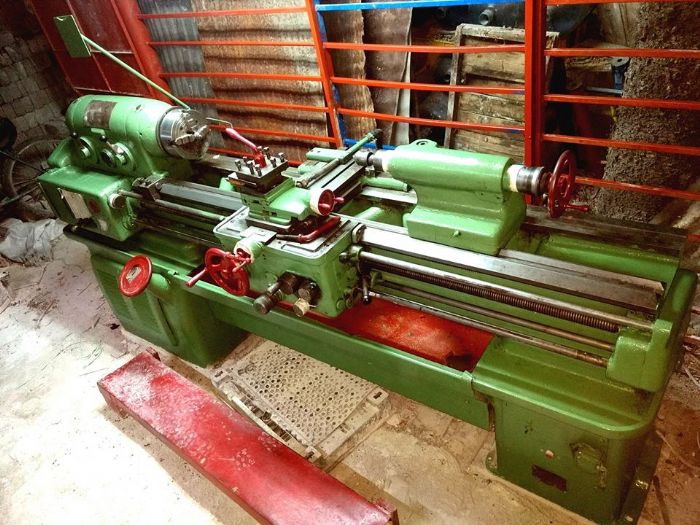 2 Tornos uno con capacidad de 3HP 1.70M entre puntos  y otro de 1M entre puntos con motor de 3/4 HP