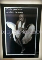 Porta poster en acrílico de color
