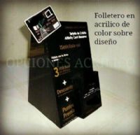 Folletero de acrílico de color sobre diseño
