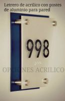 Letrero de acrílico con postes de aluminio para pared