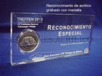 Reconocimiento de acrílico grabado con medalla