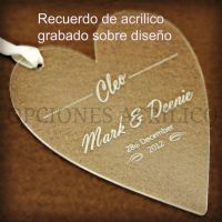 Recuerdo de acrílico grabado sobre diseño 
