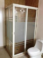 Vidrio y aluminio.
