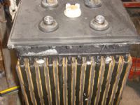 Batería industrial seminueva para montacargas marca DEKA